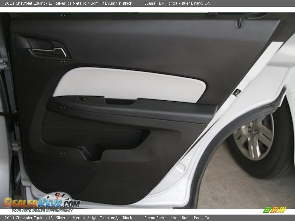2011 Chevrolet Equinox LS Silver Ice Metallic / Light Titanium/Jet Black Photo #24