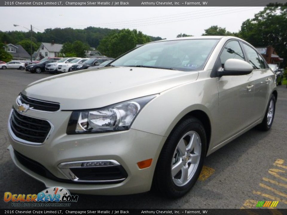 Front 3/4 View of 2016 Chevrolet Cruze Limited LT Photo #8