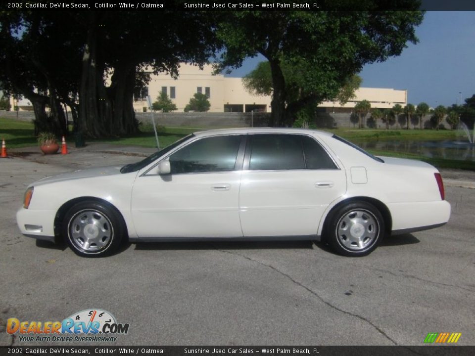 2002 Cadillac DeVille Sedan Cotillion White / Oatmeal Photo #2