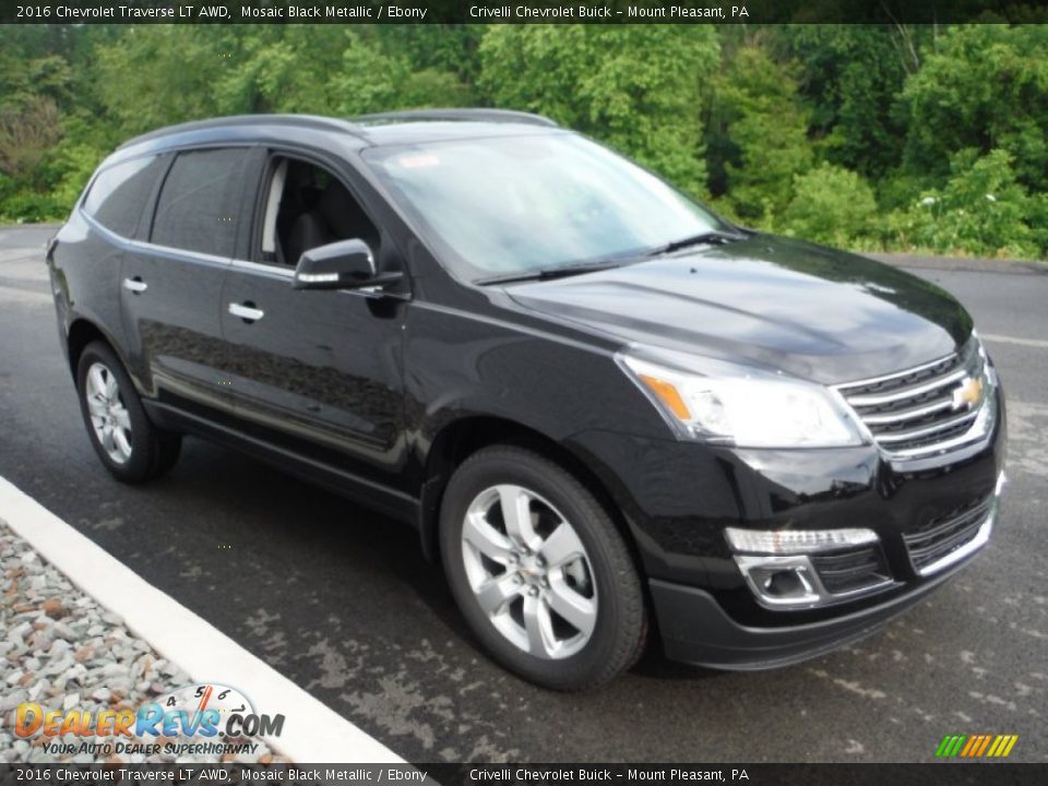 Front 3/4 View of 2016 Chevrolet Traverse LT AWD Photo #5