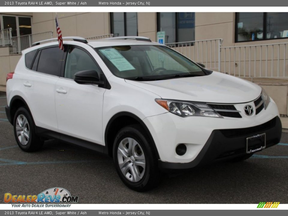 Front 3/4 View of 2013 Toyota RAV4 LE AWD Photo #3