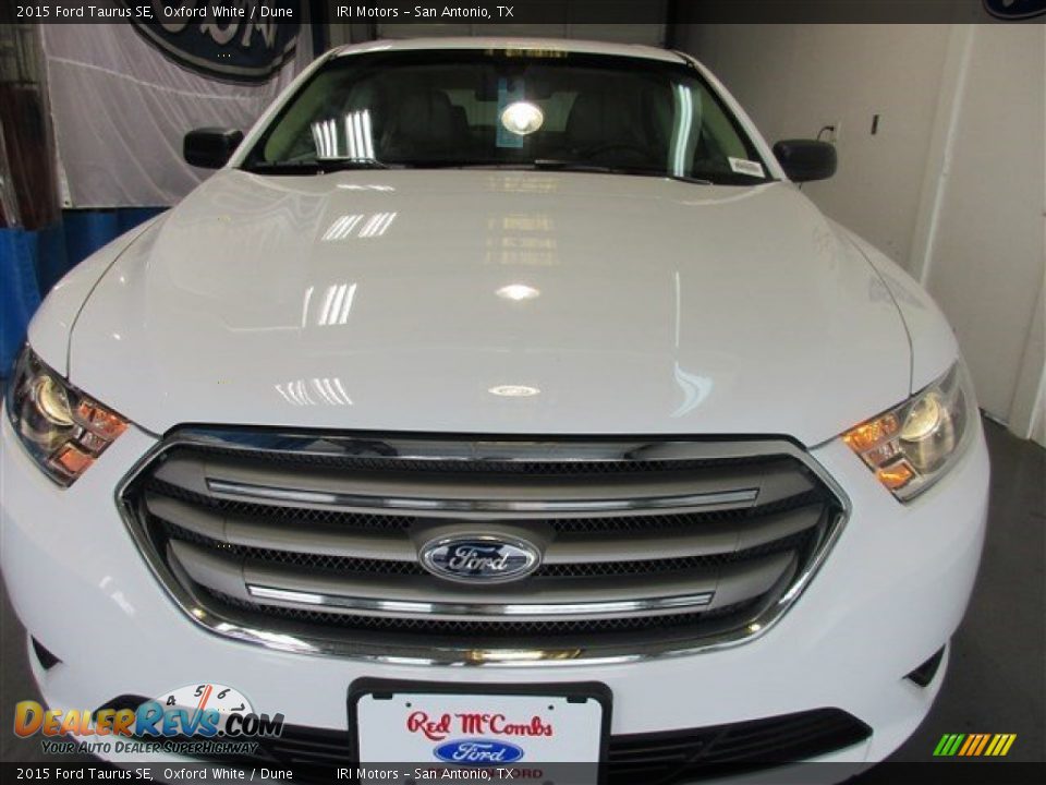 2015 Ford Taurus SE Oxford White / Dune Photo #2