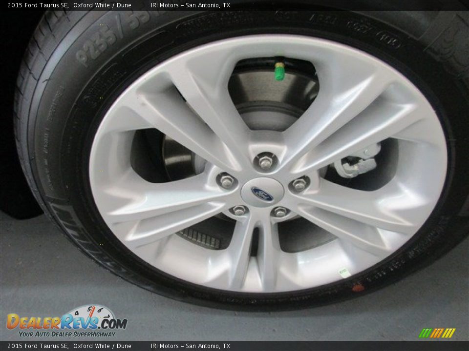 2015 Ford Taurus SE Oxford White / Dune Photo #4