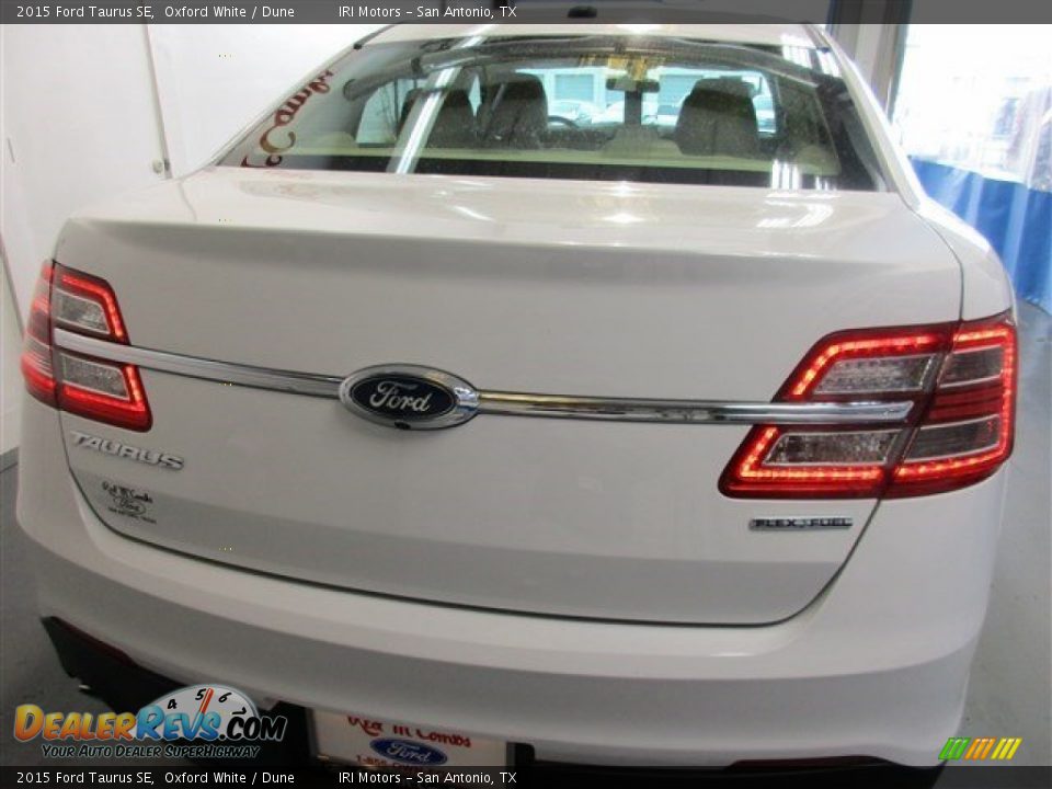 2015 Ford Taurus SE Oxford White / Dune Photo #5