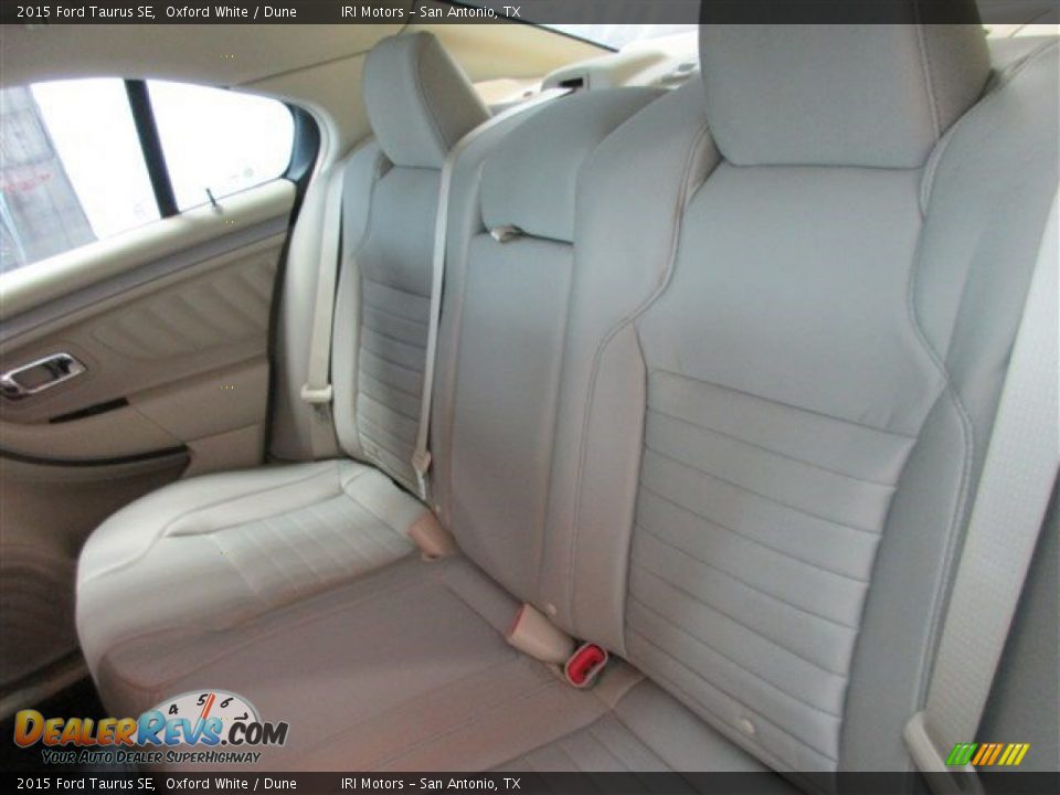 2015 Ford Taurus SE Oxford White / Dune Photo #9