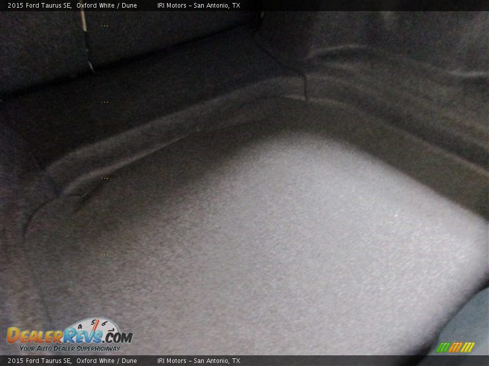 2015 Ford Taurus SE Oxford White / Dune Photo #11