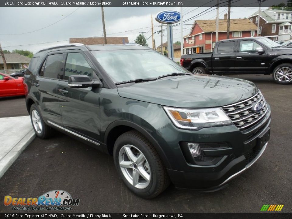 Front 3/4 View of 2016 Ford Explorer XLT 4WD Photo #9