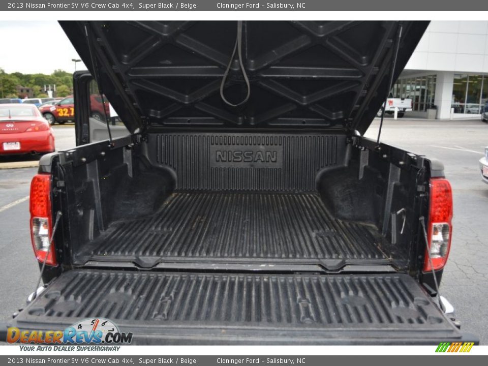 2013 Nissan Frontier SV V6 Crew Cab 4x4 Super Black / Beige Photo #10