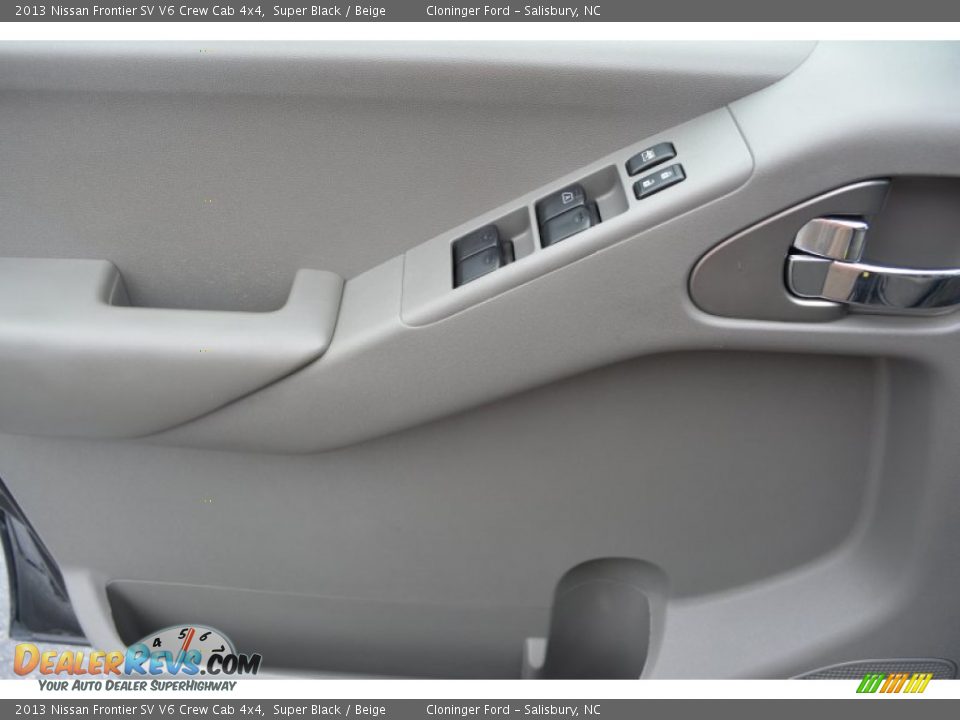 2013 Nissan Frontier SV V6 Crew Cab 4x4 Super Black / Beige Photo #11