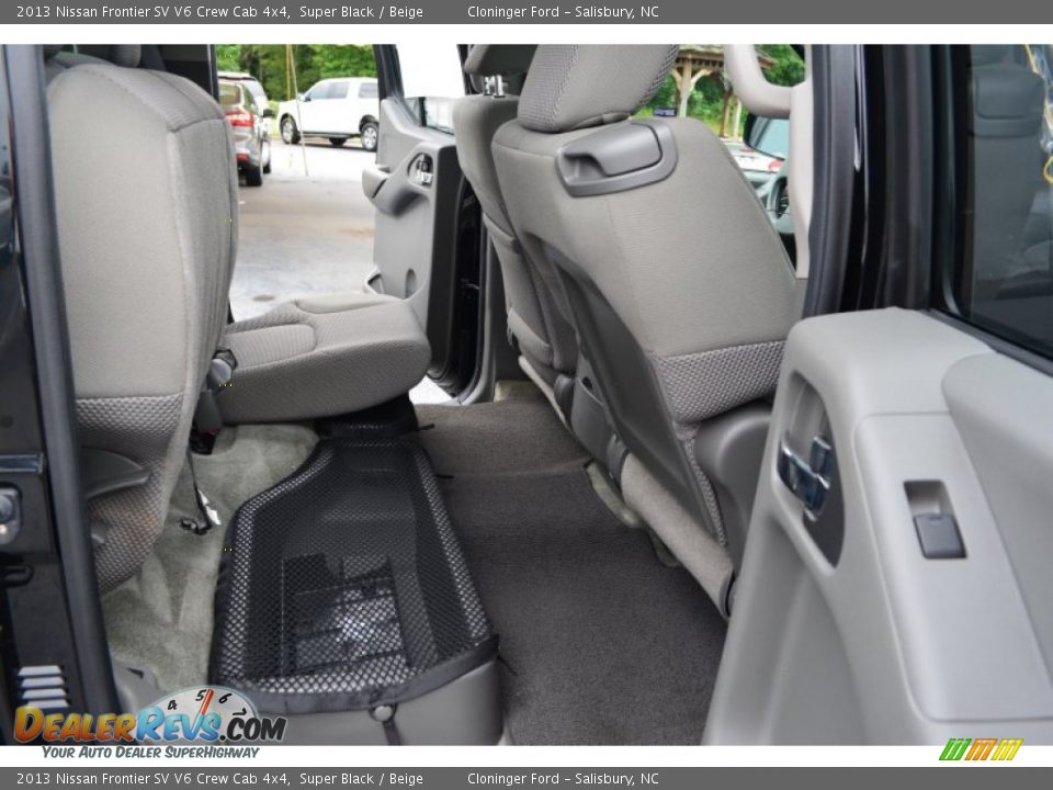 2013 Nissan Frontier SV V6 Crew Cab 4x4 Super Black / Beige Photo #16