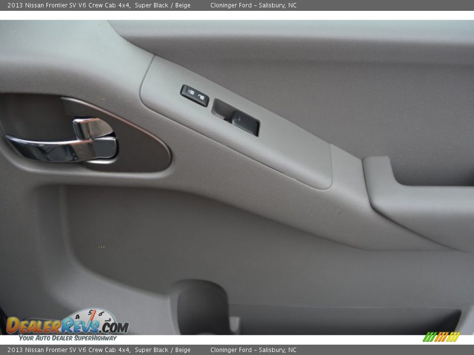 2013 Nissan Frontier SV V6 Crew Cab 4x4 Super Black / Beige Photo #18