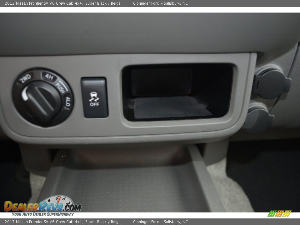 2013 Nissan Frontier SV V6 Crew Cab 4x4 Super Black / Beige Photo #23