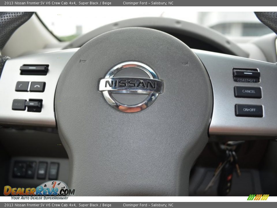 2013 Nissan Frontier SV V6 Crew Cab 4x4 Super Black / Beige Photo #24
