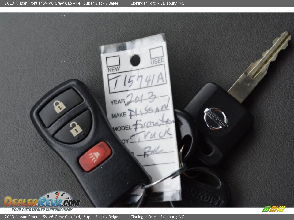2013 Nissan Frontier SV V6 Crew Cab 4x4 Super Black / Beige Photo #28