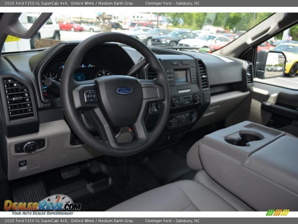 Dashboard of 2015 Ford F150 XL SuperCab 4x4 Photo #10
