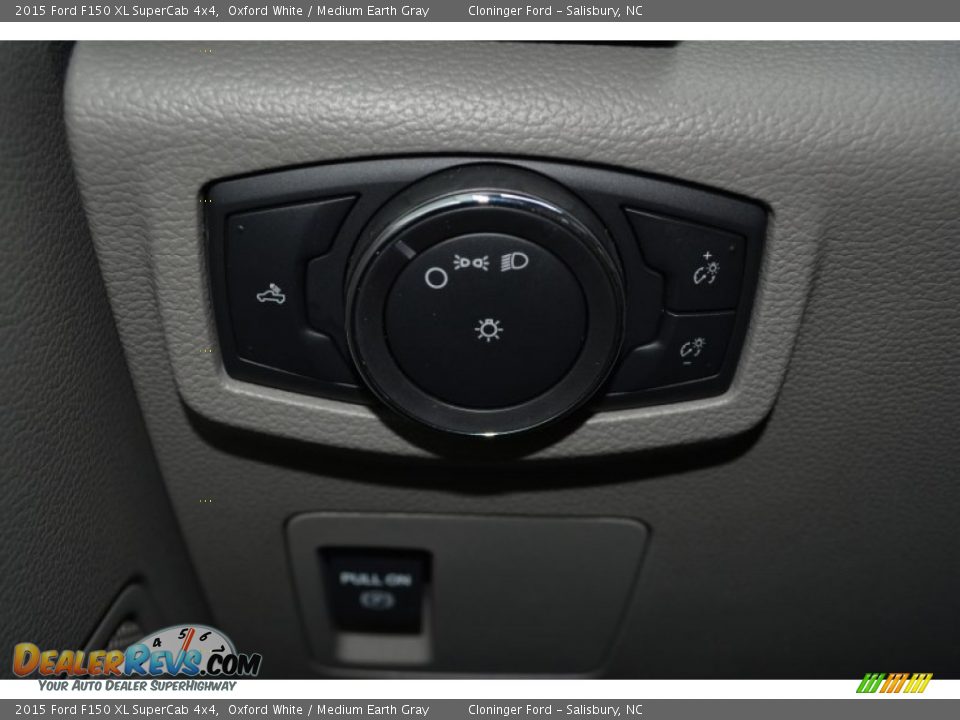 Controls of 2015 Ford F150 XL SuperCab 4x4 Photo #18