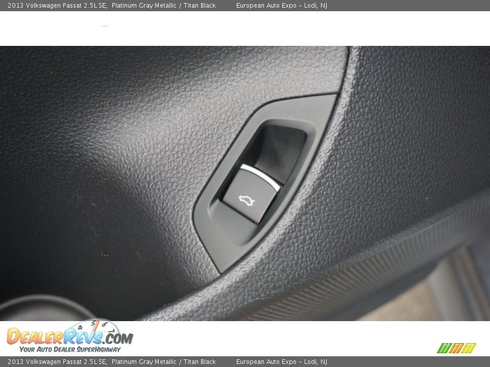 2013 Volkswagen Passat 2.5L SE Platinum Gray Metallic / Titan Black Photo #23