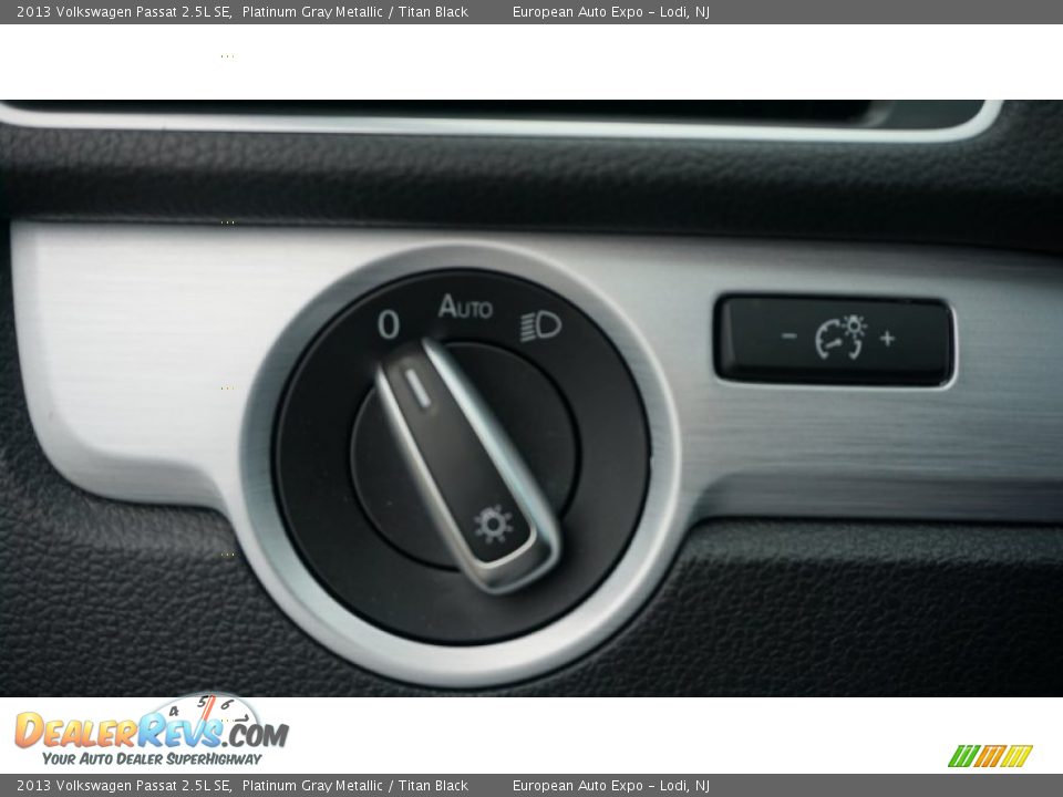 2013 Volkswagen Passat 2.5L SE Platinum Gray Metallic / Titan Black Photo #24