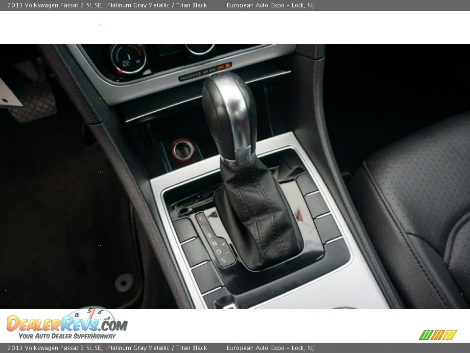 2013 Volkswagen Passat 2.5L SE Platinum Gray Metallic / Titan Black Photo #31
