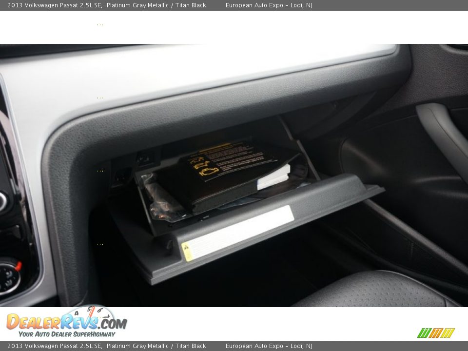 2013 Volkswagen Passat 2.5L SE Platinum Gray Metallic / Titan Black Photo #33