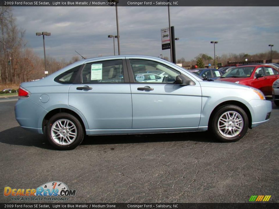 2009 Ford Focus SE Sedan Light Ice Blue Metallic / Medium Stone Photo #2