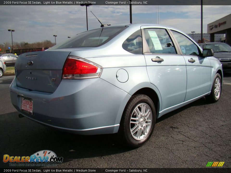 2009 Ford Focus SE Sedan Light Ice Blue Metallic / Medium Stone Photo #3