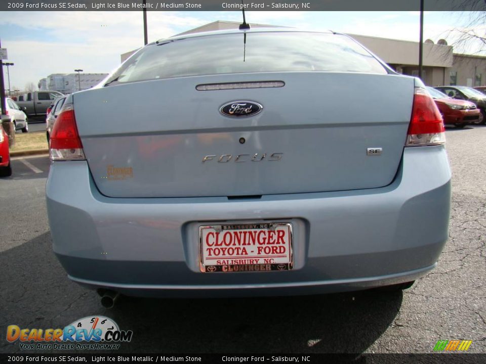 2009 Ford Focus SE Sedan Light Ice Blue Metallic / Medium Stone Photo #4