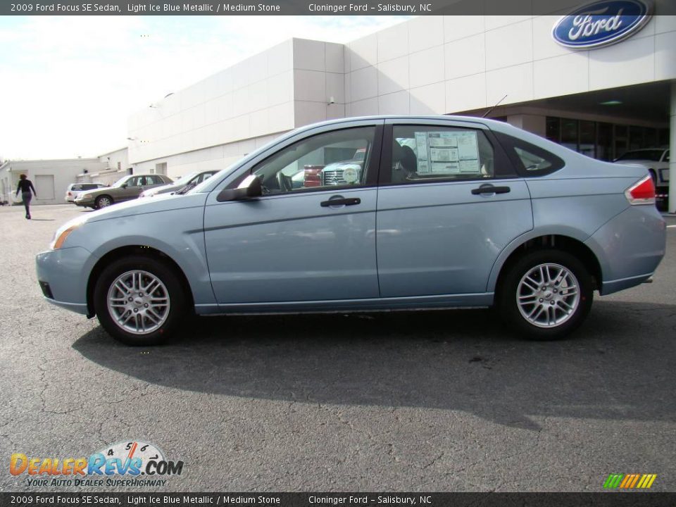 2009 Ford Focus SE Sedan Light Ice Blue Metallic / Medium Stone Photo #5