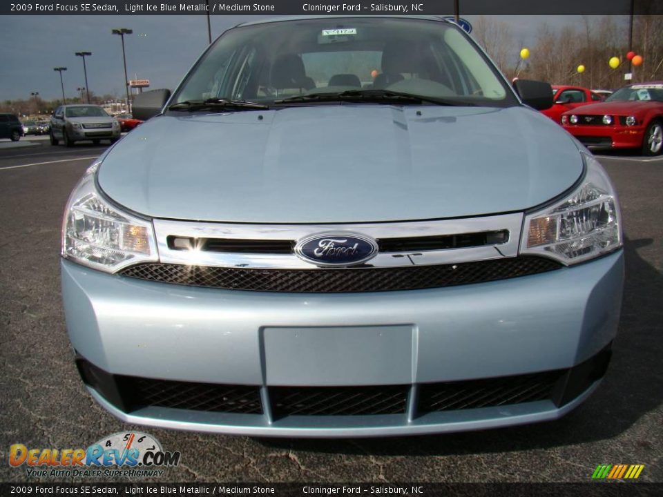 2009 Ford Focus SE Sedan Light Ice Blue Metallic / Medium Stone Photo #7