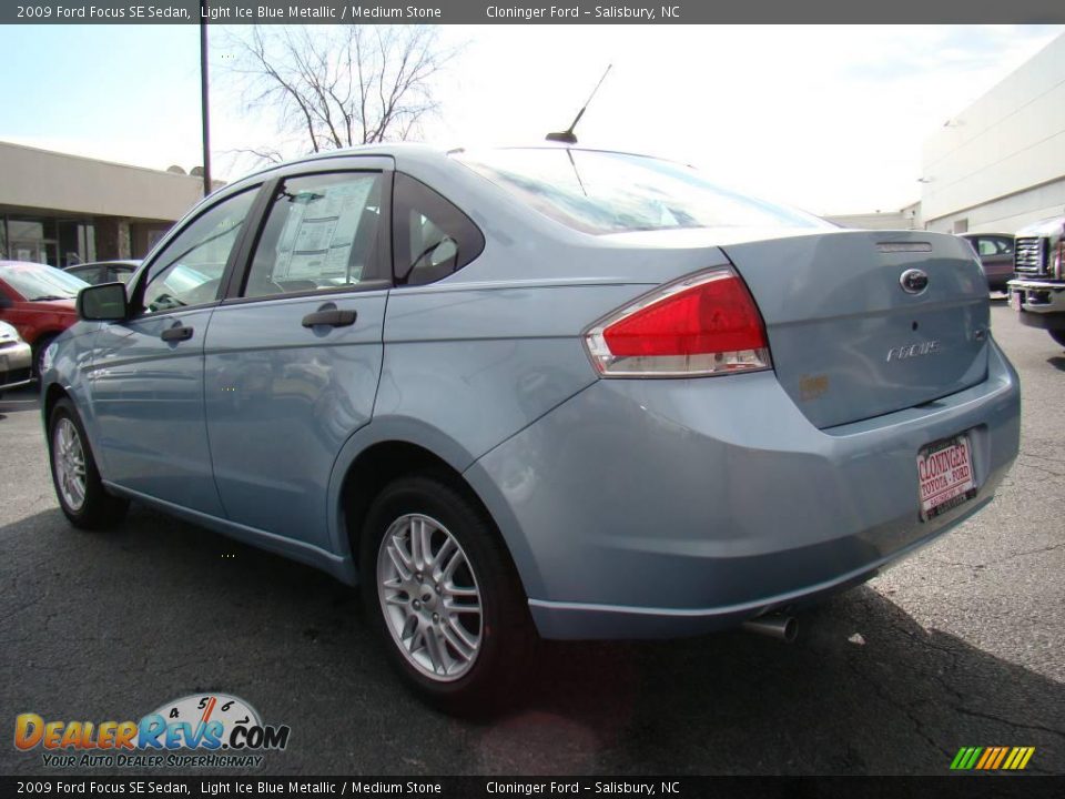 2009 Ford Focus SE Sedan Light Ice Blue Metallic / Medium Stone Photo #29