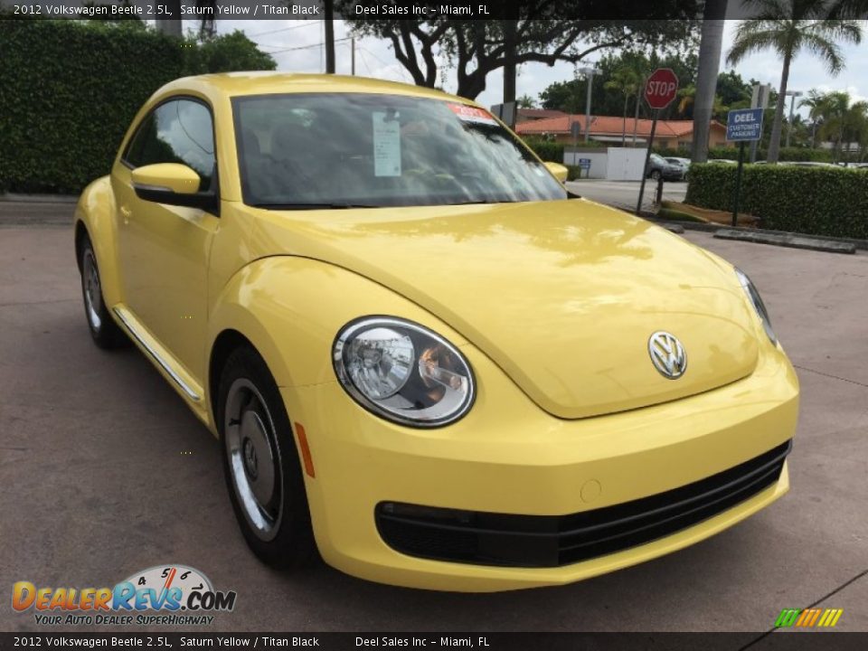 Front 3/4 View of 2012 Volkswagen Beetle 2.5L Photo #6
