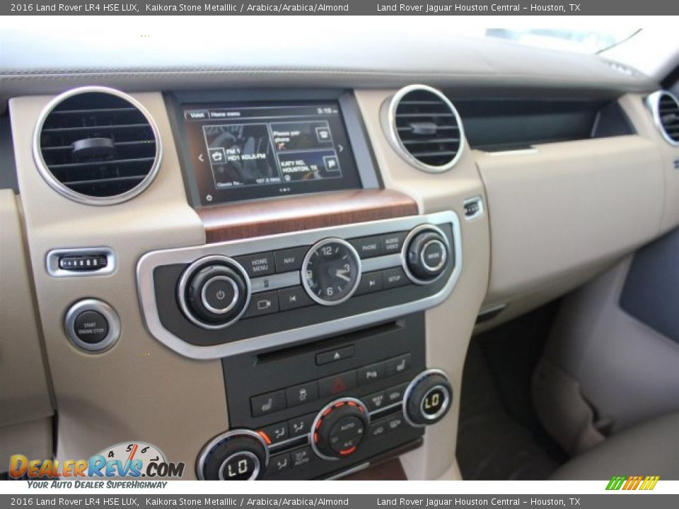Controls of 2016 Land Rover LR4 HSE LUX Photo #17