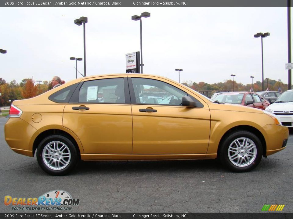 2009 Ford Focus SE Sedan Amber Gold Metallic / Charcoal Black Photo #2