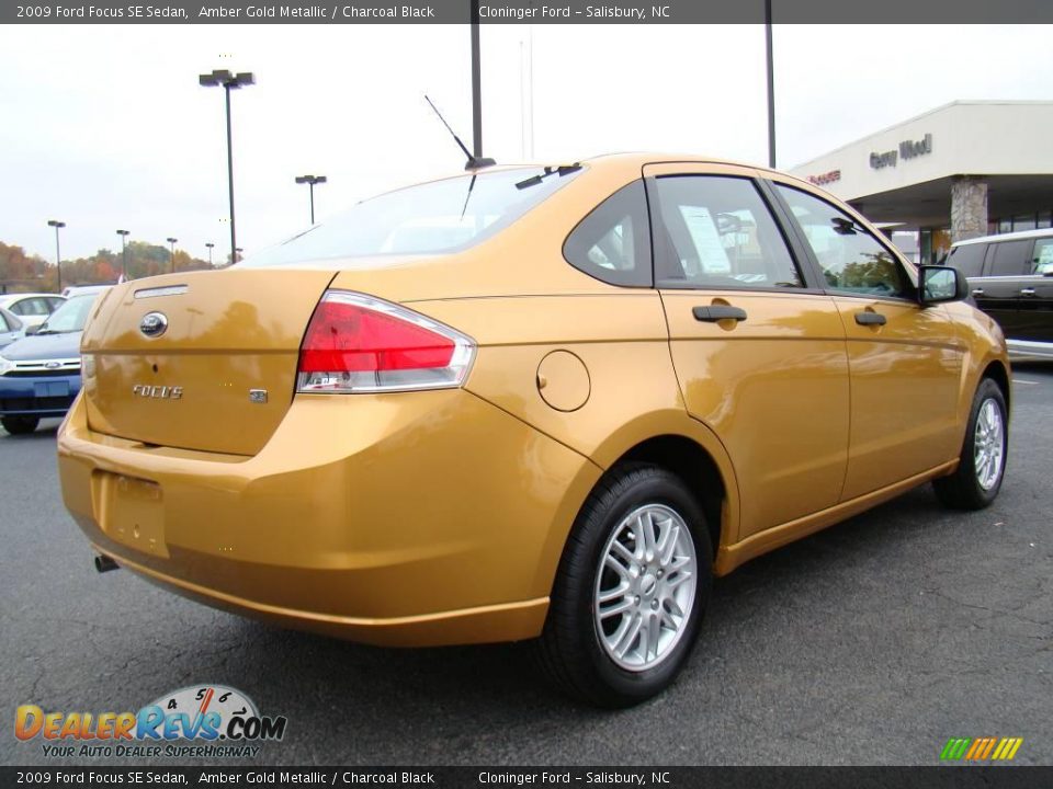 2009 Ford Focus SE Sedan Amber Gold Metallic / Charcoal Black Photo #3