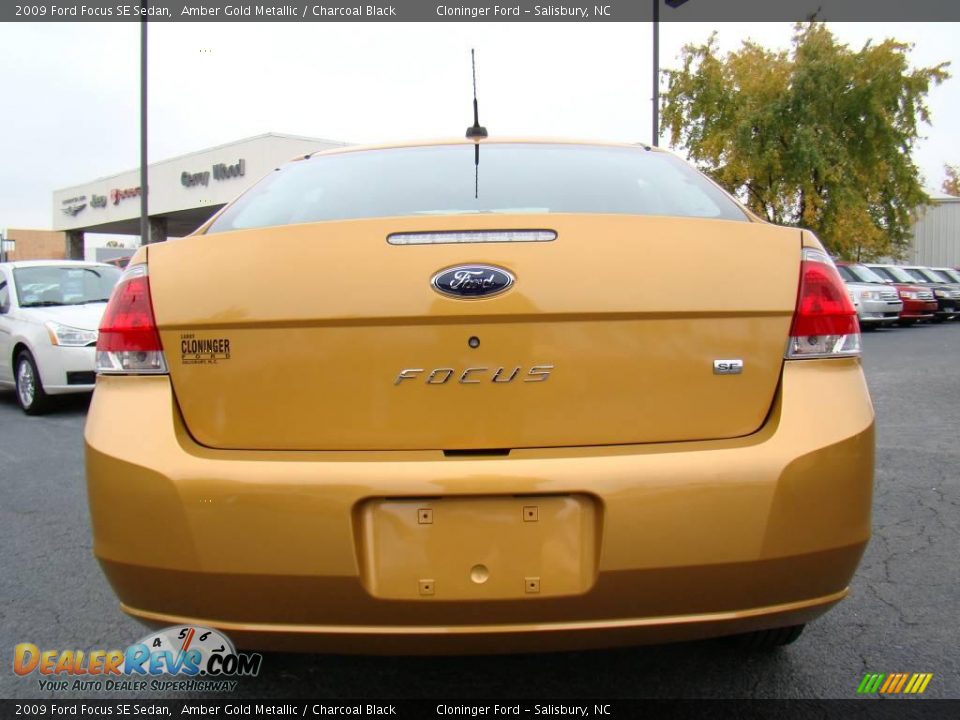 2009 Ford Focus SE Sedan Amber Gold Metallic / Charcoal Black Photo #4