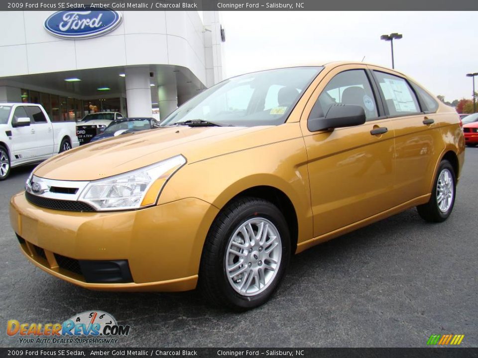 2009 Ford Focus SE Sedan Amber Gold Metallic / Charcoal Black Photo #6