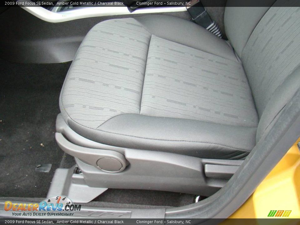 2009 Ford Focus SE Sedan Amber Gold Metallic / Charcoal Black Photo #20