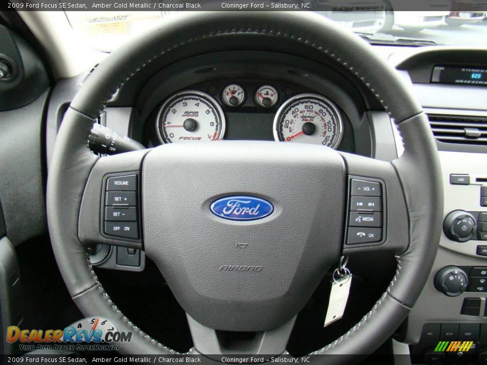 2009 Ford Focus SE Sedan Amber Gold Metallic / Charcoal Black Photo #22