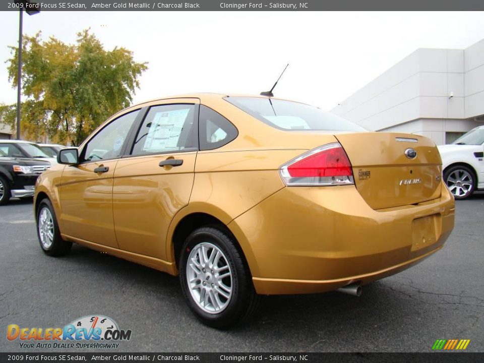 2009 Ford Focus SE Sedan Amber Gold Metallic / Charcoal Black Photo #30