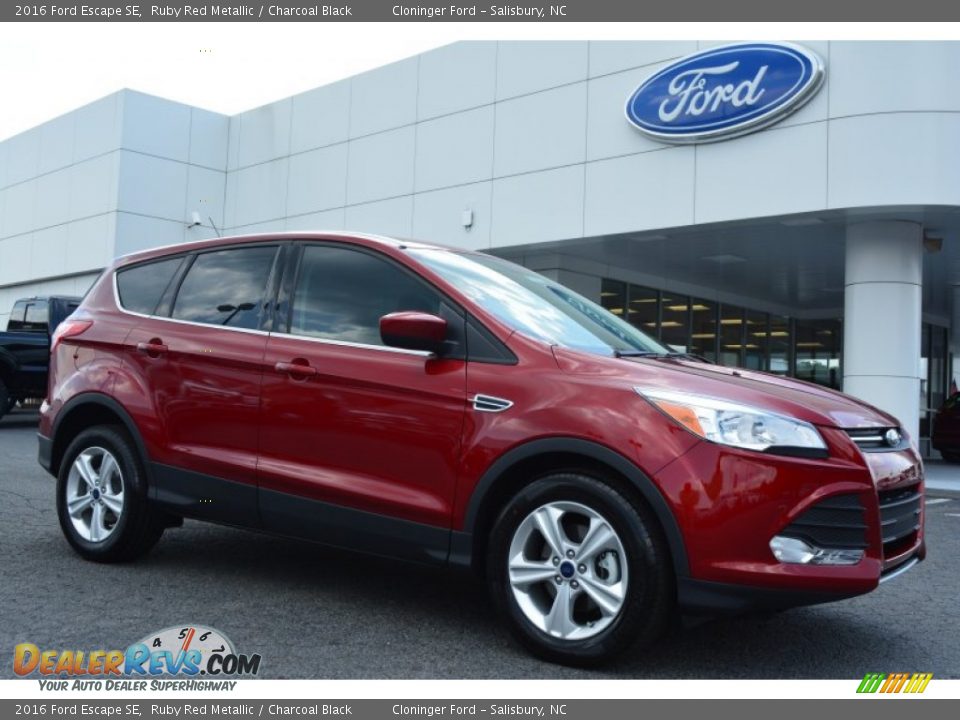 Front 3/4 View of 2016 Ford Escape SE Photo #1