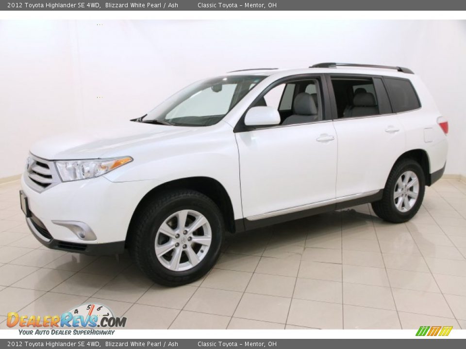 Front 3/4 View of 2012 Toyota Highlander SE 4WD Photo #3