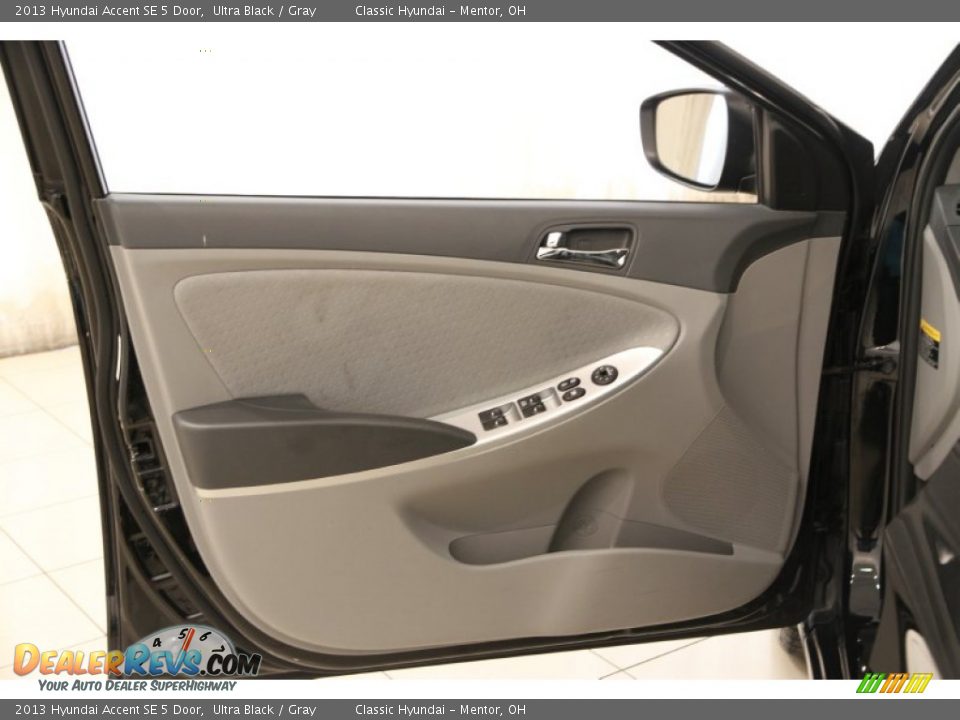 2013 Hyundai Accent SE 5 Door Ultra Black / Gray Photo #3