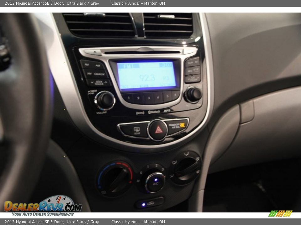 2013 Hyundai Accent SE 5 Door Ultra Black / Gray Photo #7
