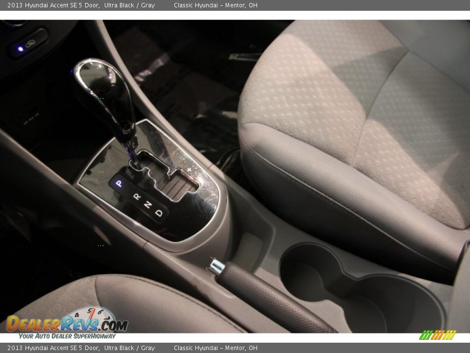 2013 Hyundai Accent SE 5 Door Ultra Black / Gray Photo #9