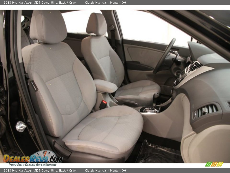 2013 Hyundai Accent SE 5 Door Ultra Black / Gray Photo #11