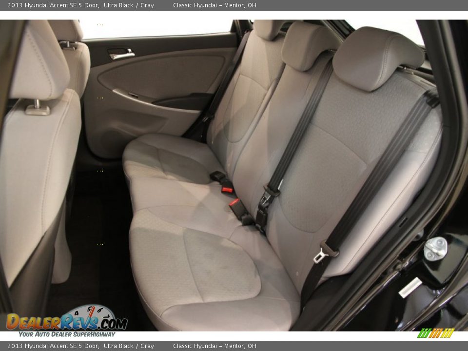 2013 Hyundai Accent SE 5 Door Ultra Black / Gray Photo #12