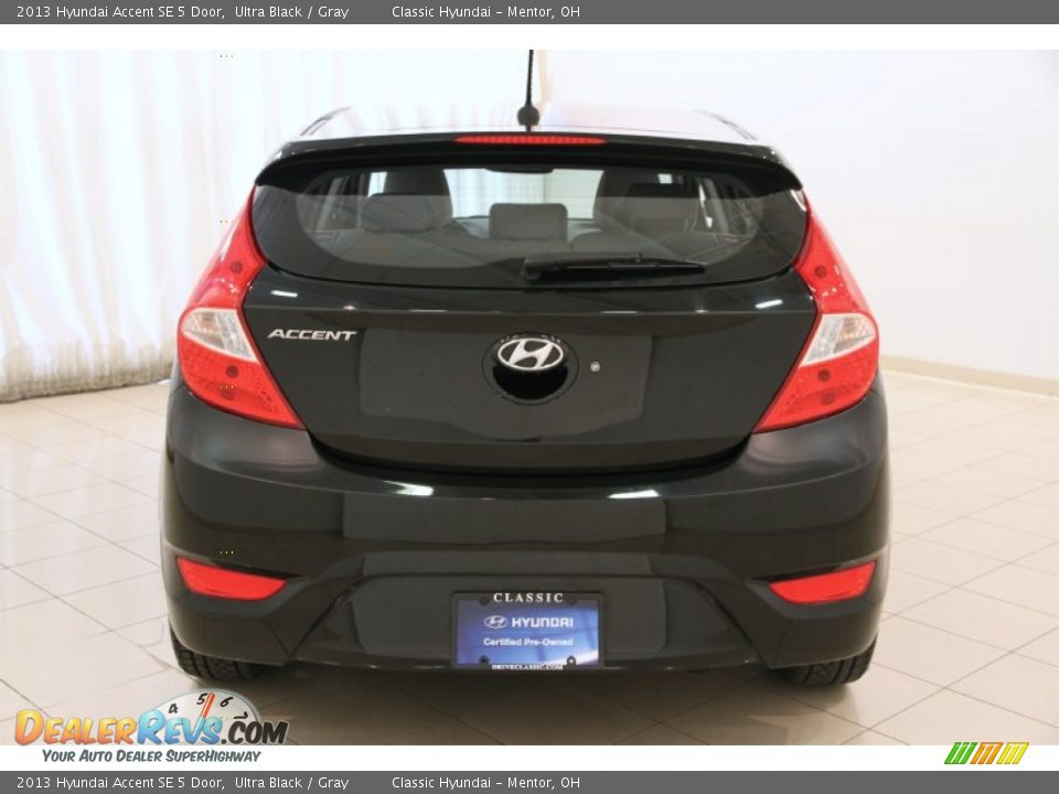 2013 Hyundai Accent SE 5 Door Ultra Black / Gray Photo #13