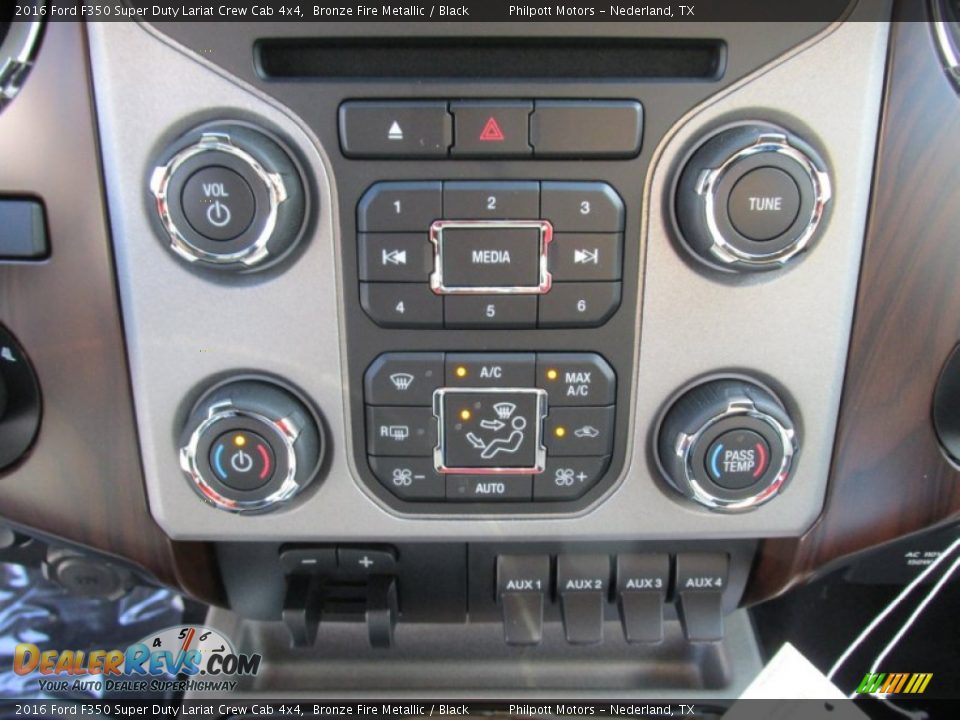 Controls of 2016 Ford F350 Super Duty Lariat Crew Cab 4x4 Photo #29