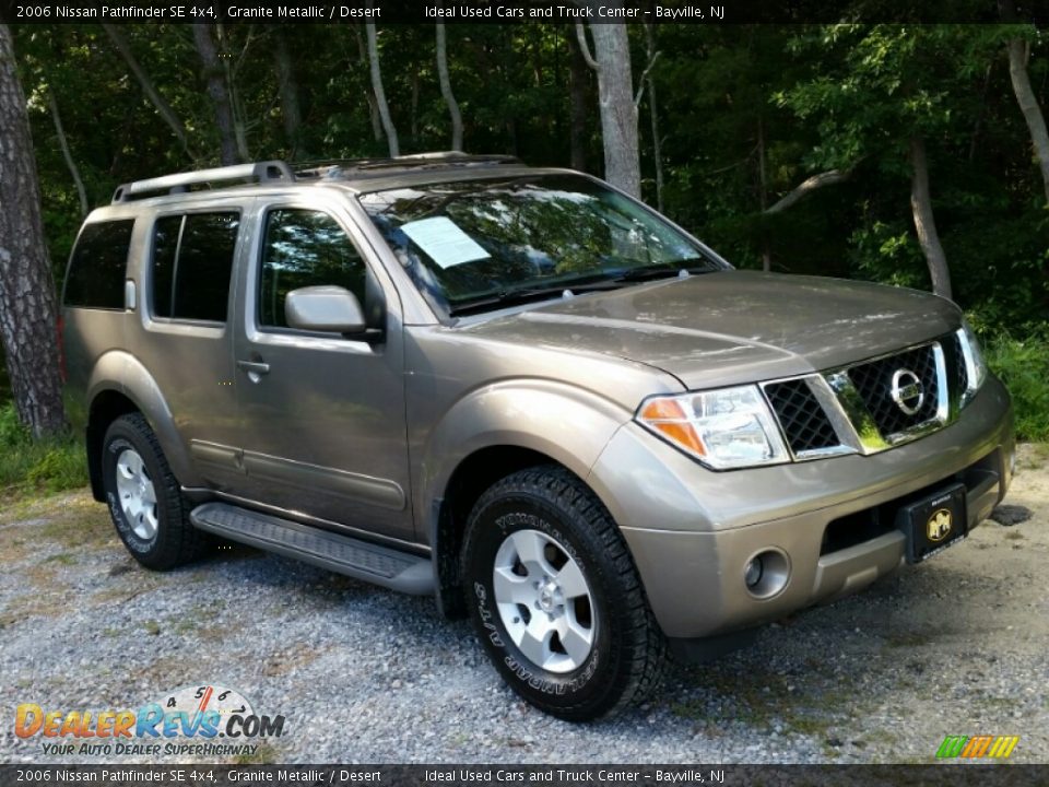 2006 Nissan Pathfinder SE 4x4 Granite Metallic / Desert Photo #2