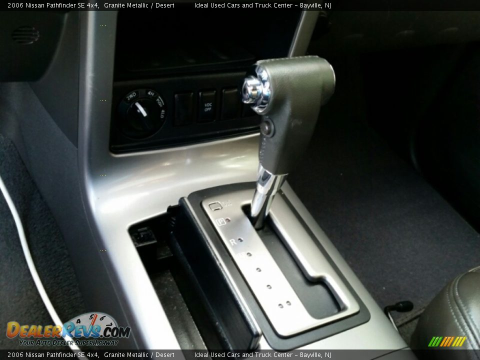 2006 Nissan Pathfinder SE 4x4 Granite Metallic / Desert Photo #18